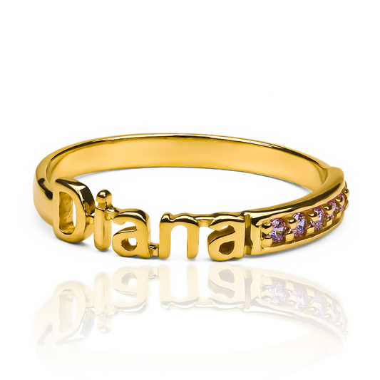 Anillo Nombre Personalizado, fabricado en oro 18k por Joyería Caracas, cuenta con certificado de calidad y garantía de por vida.