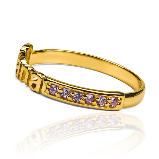 Anillo Nombre Personalizado, fabricado en oro 18k por Joyería Caracas, cuenta con certificado de calidad y garantía de por vida.