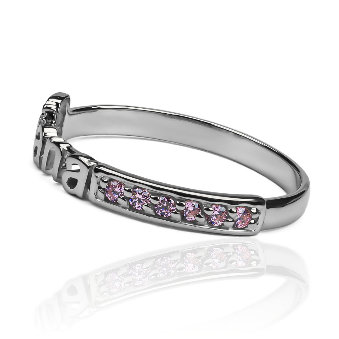 Anillo Nombre Personalizado, fabricado en oro 18k por Joyería Caracas, cuenta con certificado de calidad y garantía de por vida.