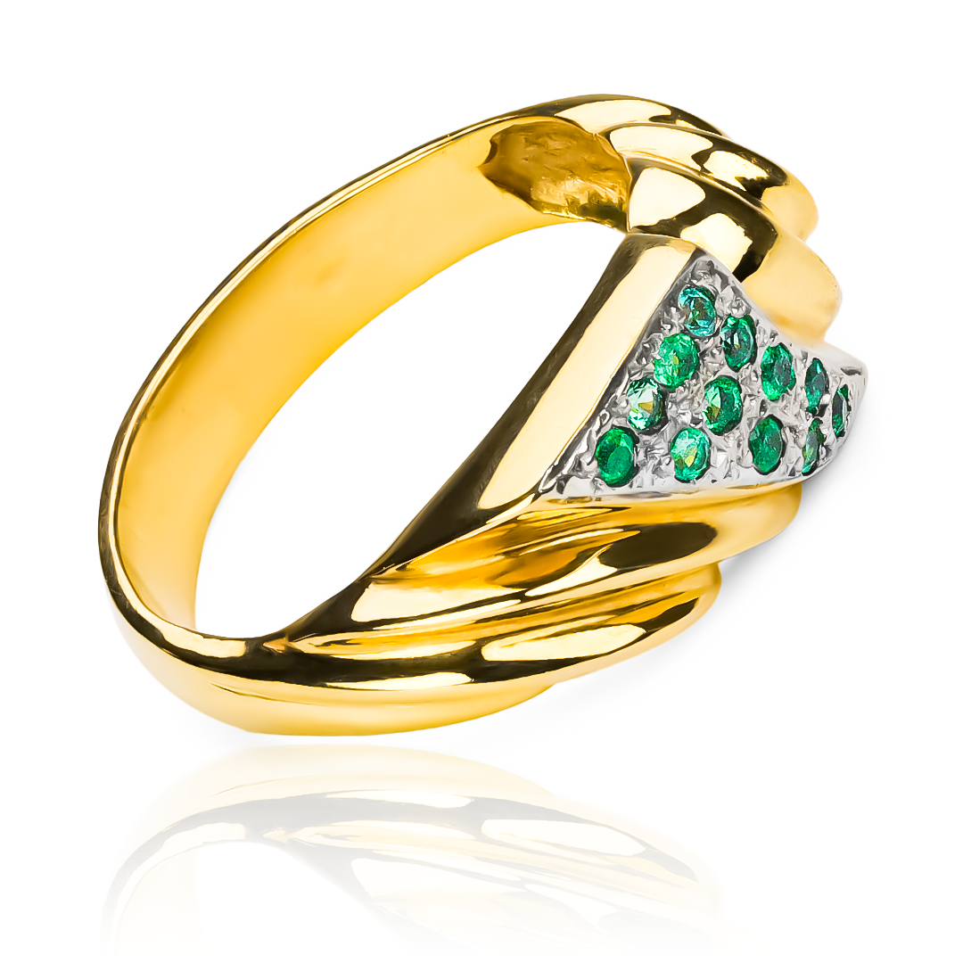 Anillo ola de esmeraldas es diseño exclusivo de Joyería Caracas está elaborado en oro 18k y cuenta con una ola de esmeraldas preciosas. Con garantía de por vida.
