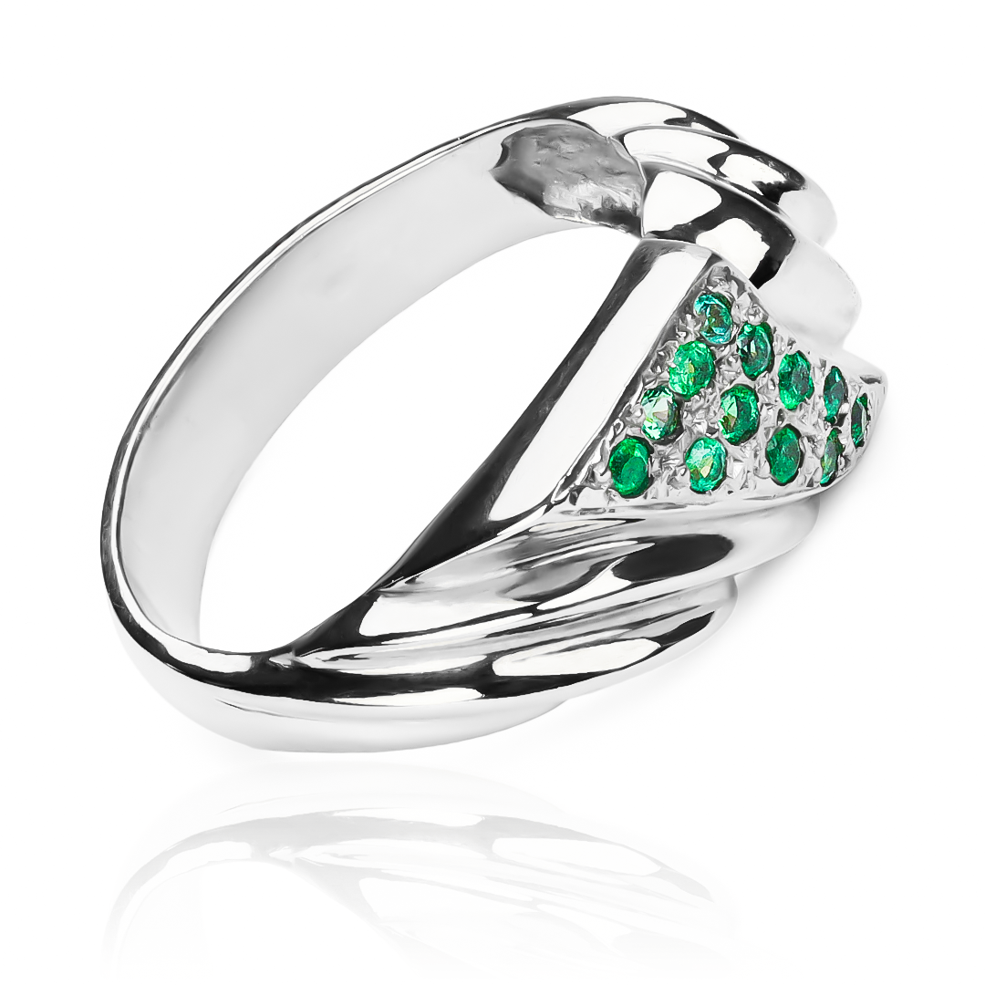Anillo ola de esmeraldas es diseño exclusivo de Joyería Caracas está elaborado en oro 18k y cuenta con una ola de esmeraldas preciosas. Con garantía de por vida.