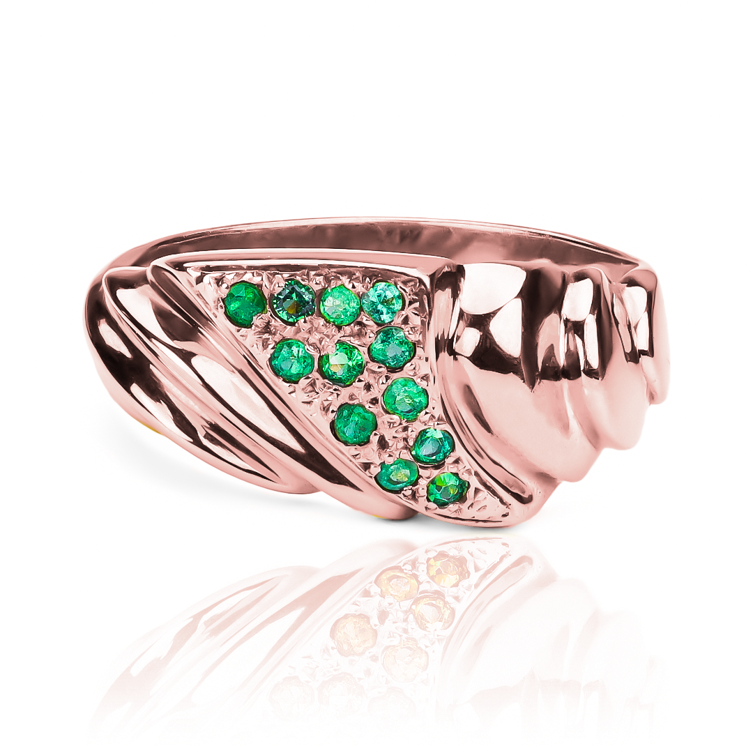 Anillo ola de esmeraldas es diseño exclusivo de Joyería Caracas está elaborado en oro 18k y cuenta con una ola de esmeraldas preciosas. Con garantía de por vida.