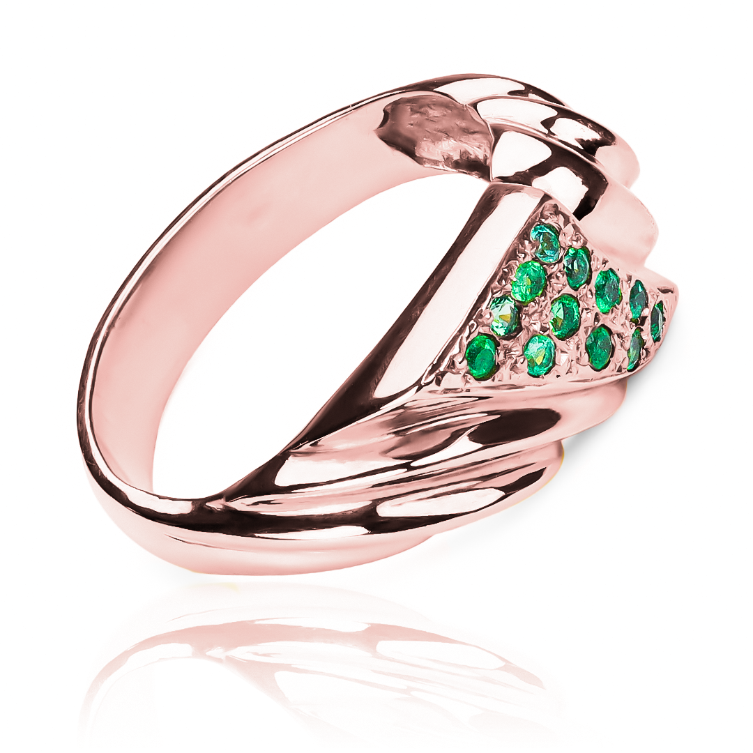 Anillo ola de esmeraldas es diseño exclusivo de Joyería Caracas está elaborado en oro 18k y cuenta con una ola de esmeraldas preciosas. Con garantía de por vida.