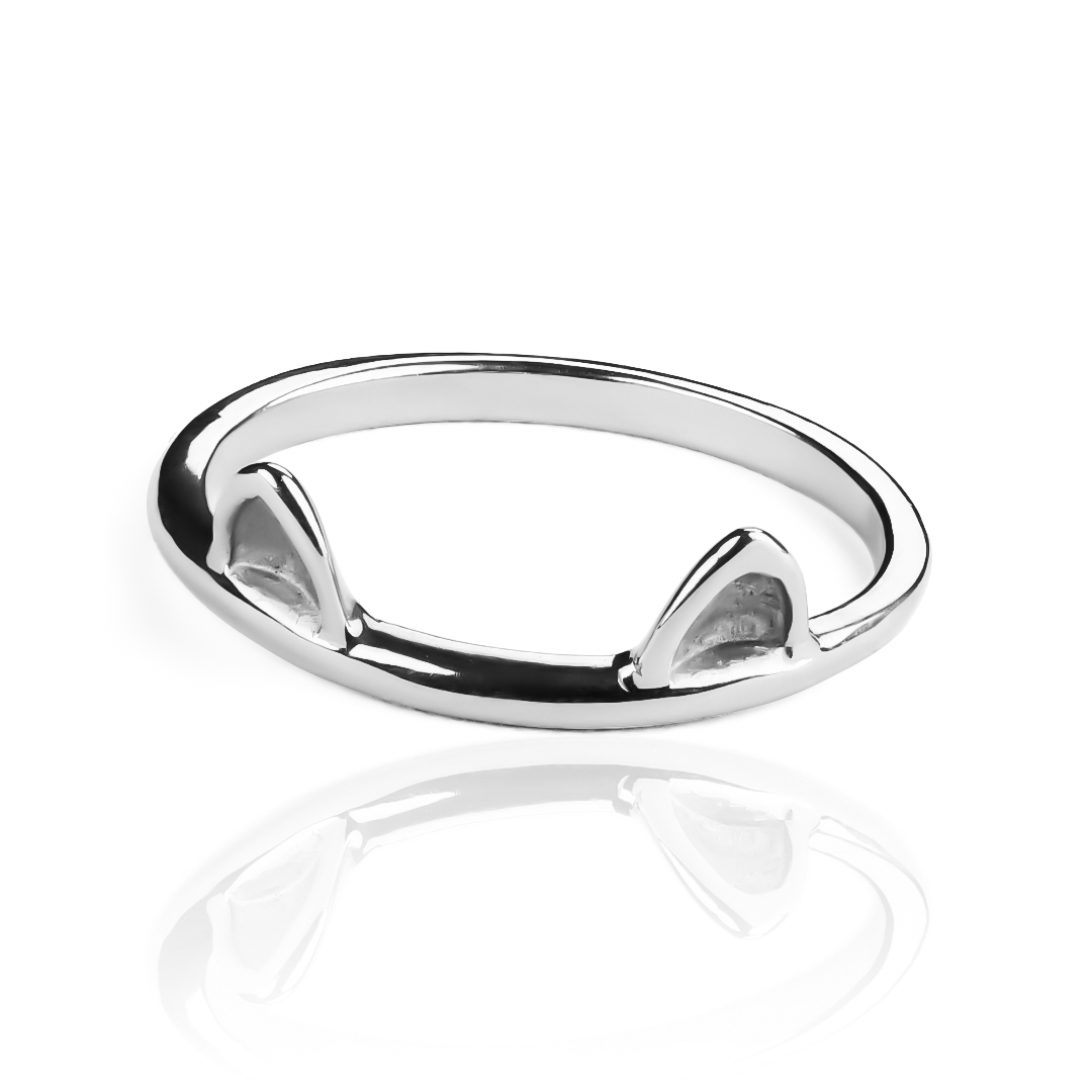 Anillo orejitas de gato de Joyería Caracas. Hecho de oro 18k, este anillo es una pieza única que te acompañará toda la vida. Su diseño sofisticado y garantía de por vida.