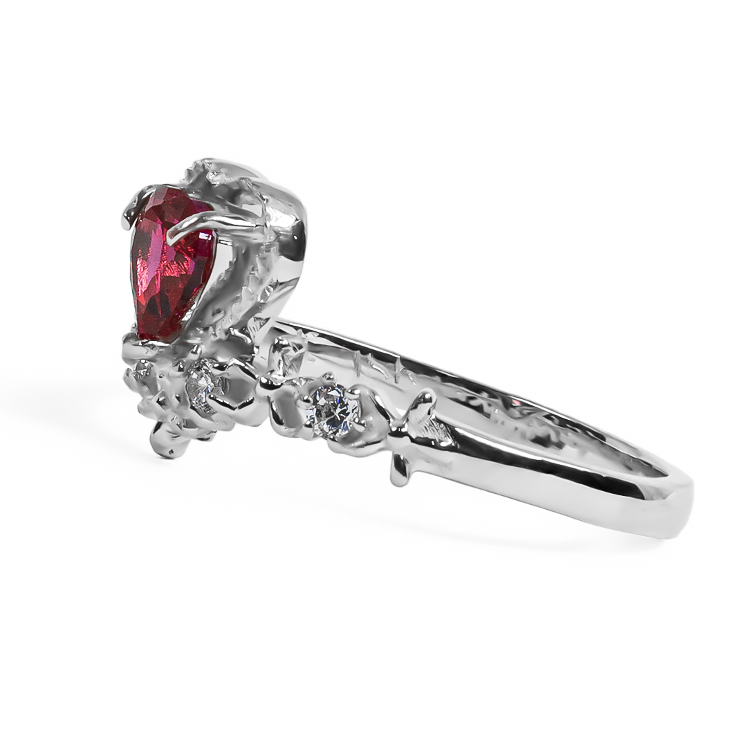 Anillo Passion Cor, fabricado en oro 18k por Joyería Caracas, cuenta con certificado de calidad y garantía de por vida, su diseño de corazón simboliza el amor eterno.