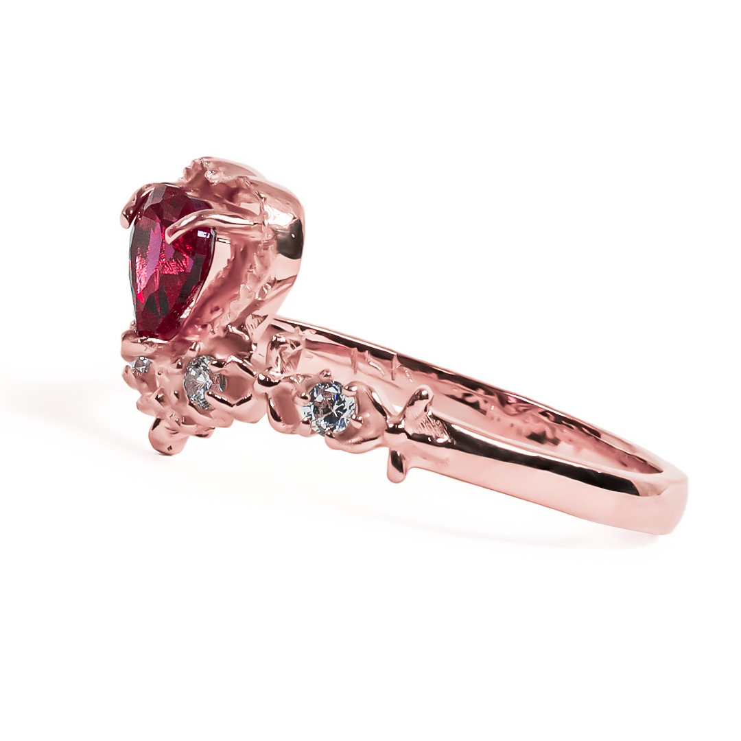 Anillo Passion Cor, fabricado en oro 18k por Joyería Caracas, cuenta con certificado de calidad y garantía de por vida, su diseño de corazón simboliza el amor eterno.
