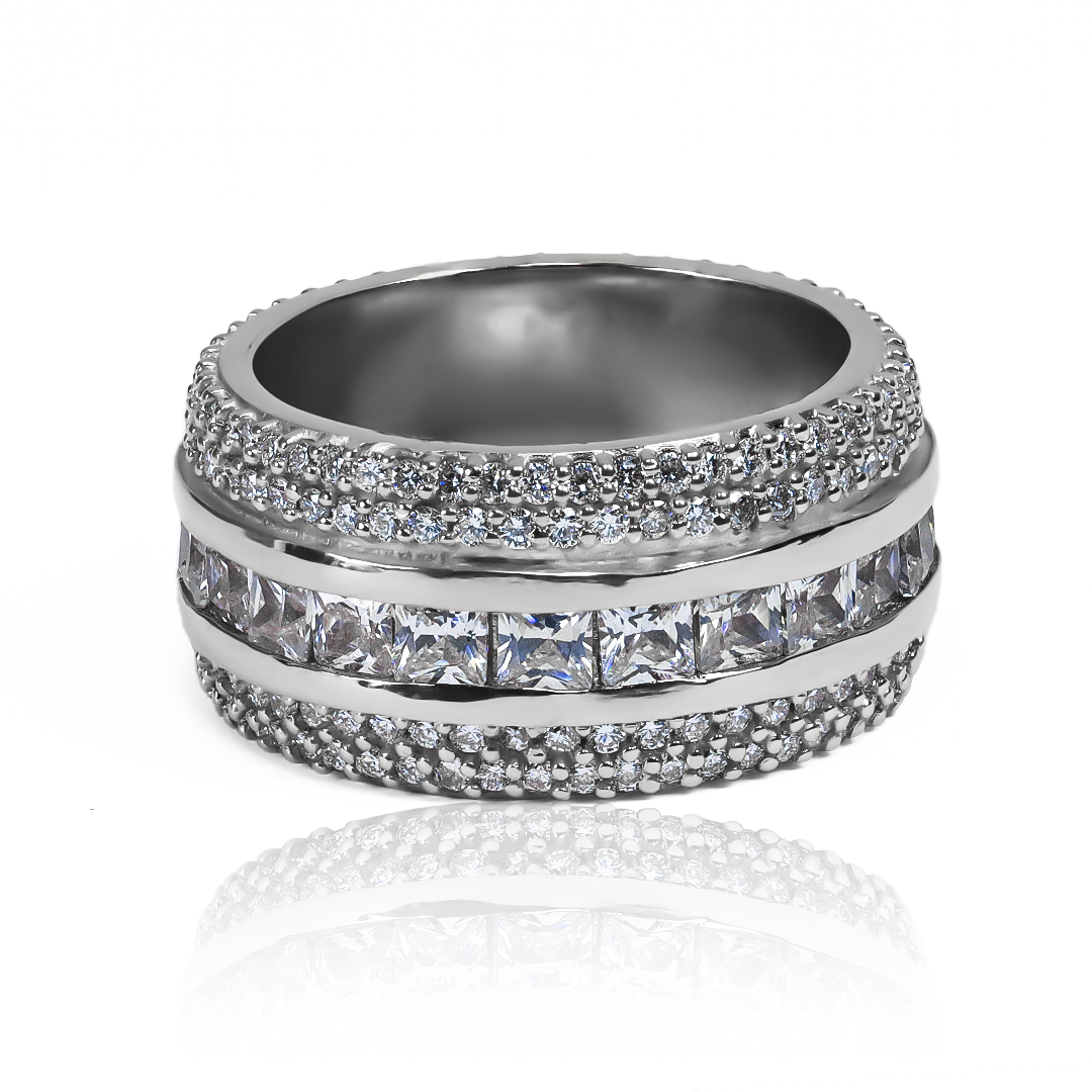 Anillo princess de Joyería Caracas está elaborado en oro 18k, brindando una exclusiva y duradera garantía para toda la vida. 