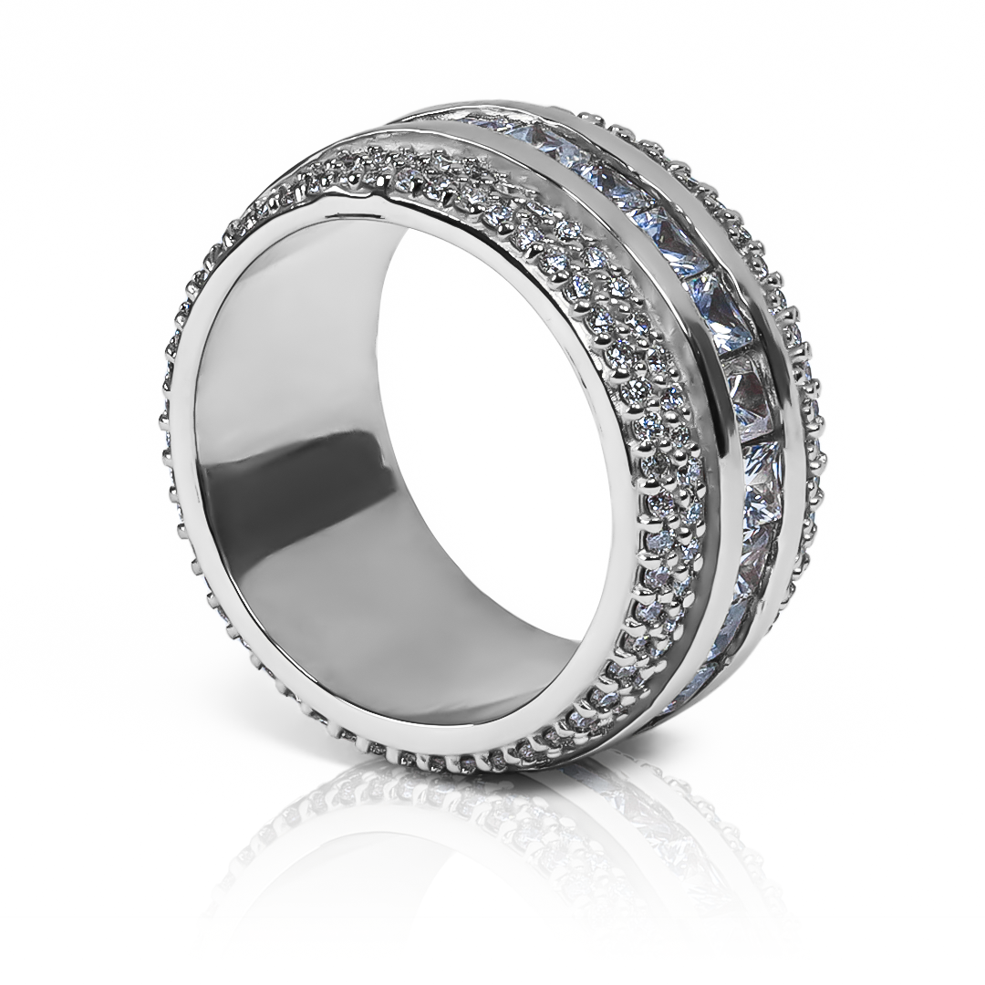 Anillo princess de Joyería Caracas está elaborado en oro 18k, brindando una exclusiva y duradera garantía para toda la vida. 
