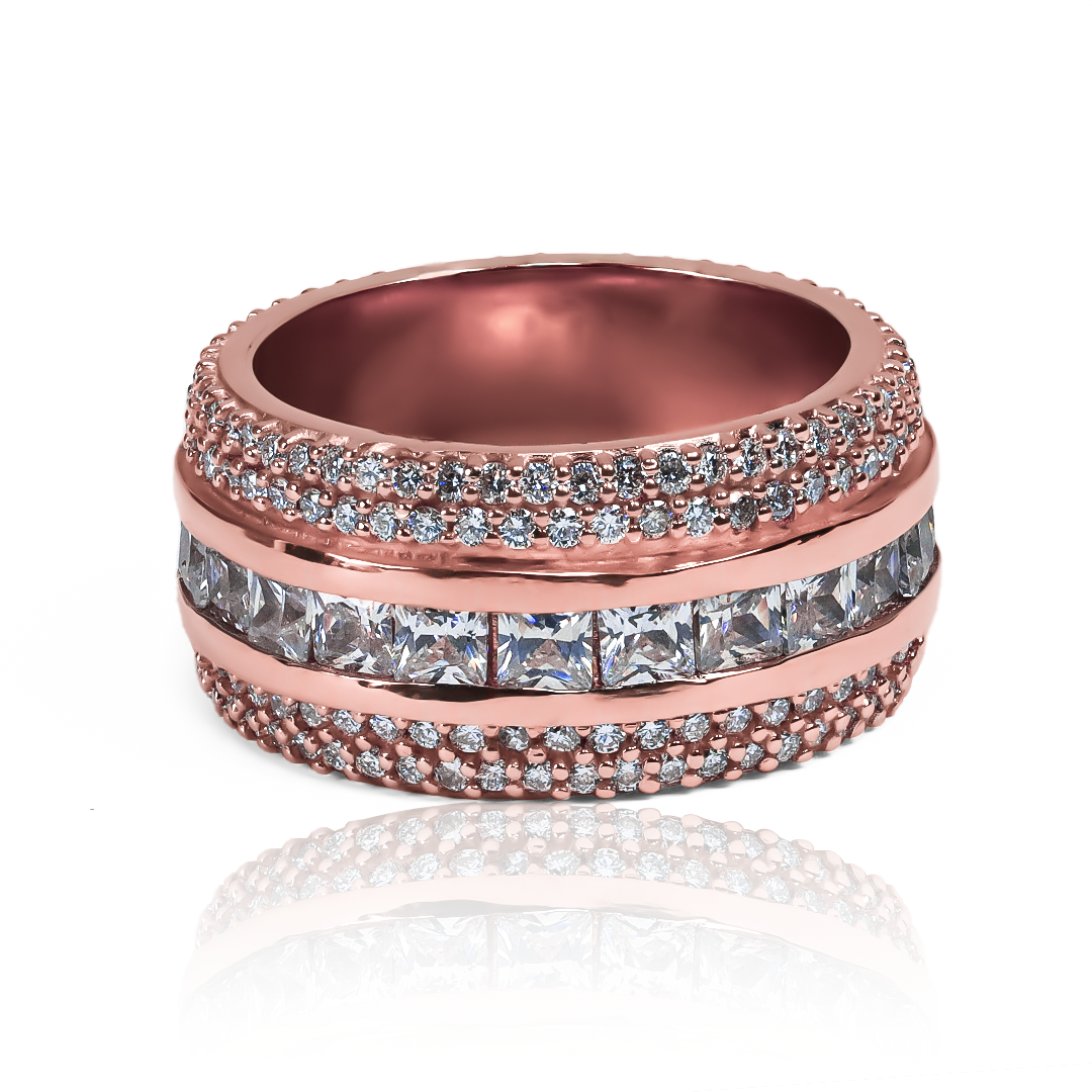 Anillo princess de Joyería Caracas está elaborado en oro 18k, brindando una exclusiva y duradera garantía para toda la vida. 