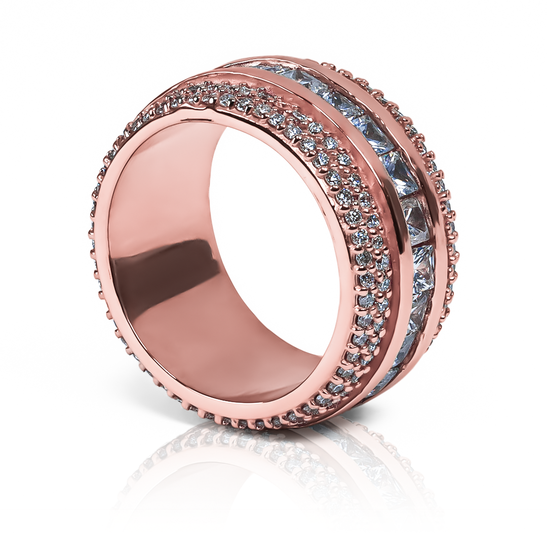 Anillo princess de Joyería Caracas está elaborado en oro 18k, brindando una exclusiva y duradera garantía para toda la vida. 