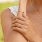 Mano de mujer con anillo en forma de puntilla en oro amarillo de 18 quilates, hecho en Joyería Caracas. 