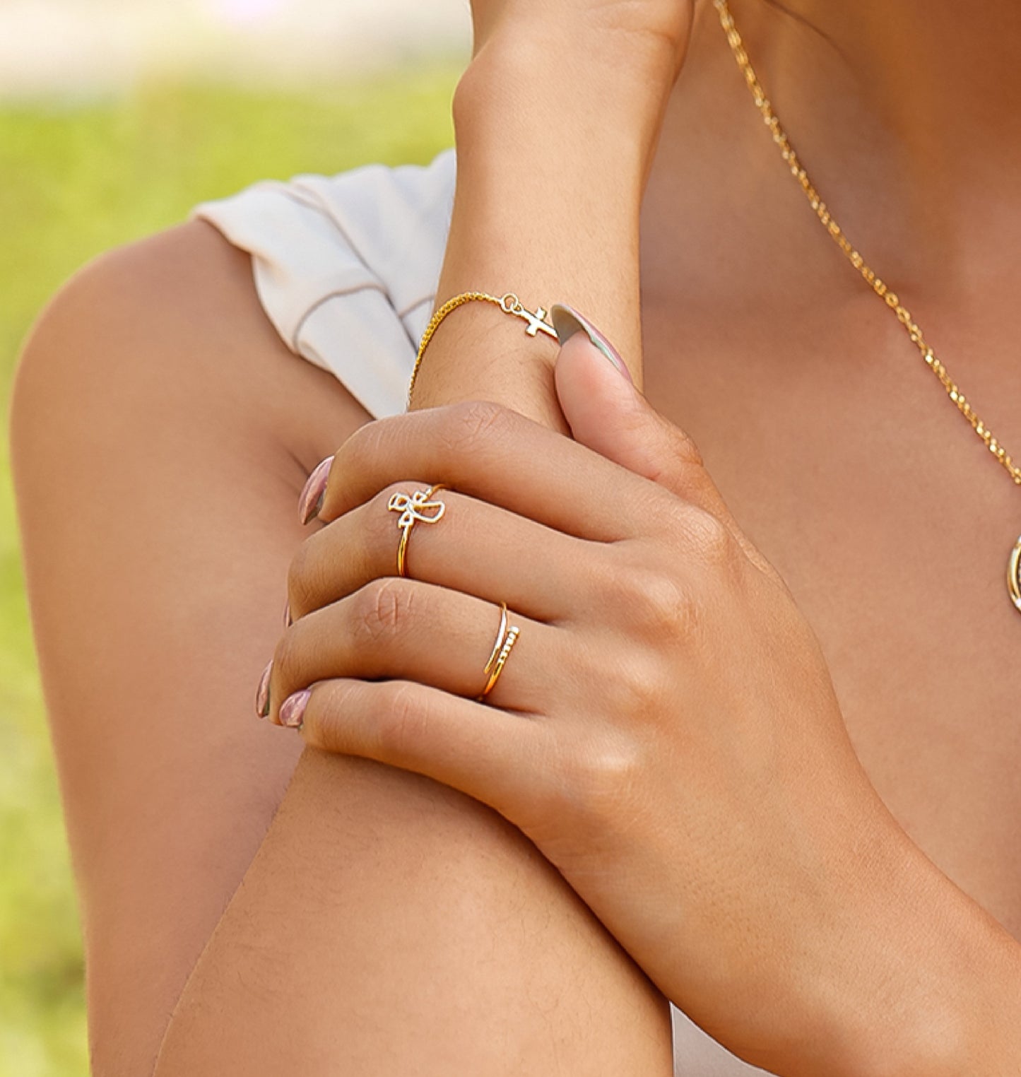 Mano de mujer con anillo en forma de puntilla en oro amarillo de 18 quilates, hecho en Joyería Caracas. 