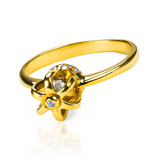 Anillo Queen Crown en oro 18k de Joyería Caracas. Disfruta de su garantía de por vida y siéntete como una verdadera reina con este exquisito accesorio.