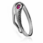 Anillo red snake es un símbolo de lujo y elegancia con su diseño exclusivo de Joyería Caracas. Hecho en oro 18k, este anillo ofrece una garantía de por vida