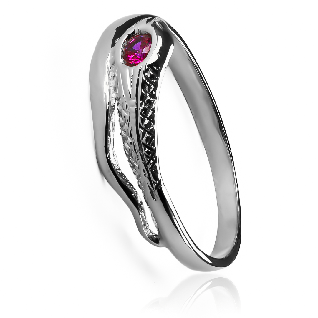 Anillo red snake es un símbolo de lujo y elegancia con su diseño exclusivo de Joyería Caracas. Hecho en oro 18k, este anillo ofrece una garantía de por vida