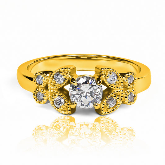 Anillo de compromiso con motivos de mariposas de Joyería Caracas, hecho en oro 18 k, cuenta con un certificado de calidad y garantía de por vida.