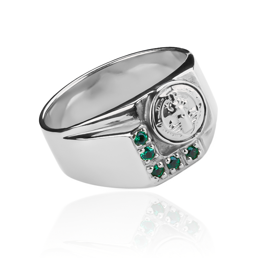 Joyería Caracas con nuestro exclusivo Anillo San Benito de oro 18k. No solo es una pieza de alta calidad, sino que también viene con una garantía de por vida.