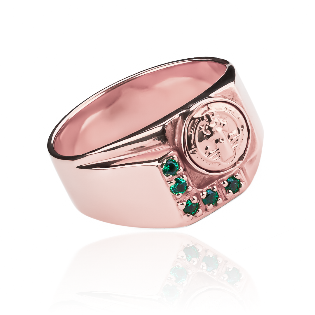 Joyería Caracas con nuestro exclusivo Anillo San Benito de oro 18k. No solo es una pieza de alta calidad, sino que también viene con una garantía de por vida.
