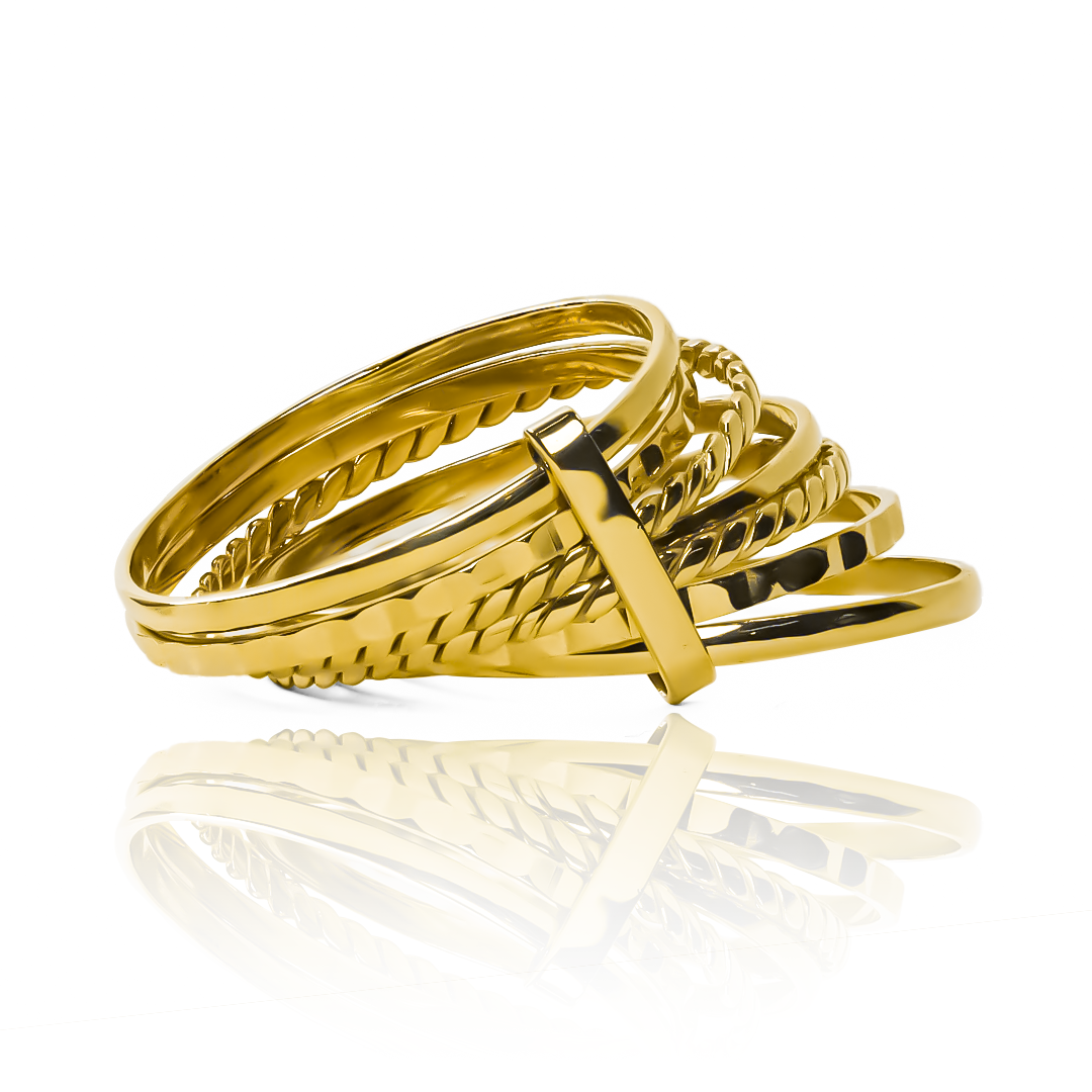 Anillo semanario de oro 18k de Joyería Caracas. Con una garantía de por vida, este anillo es la perfecta representación de lujo y exclusividad.