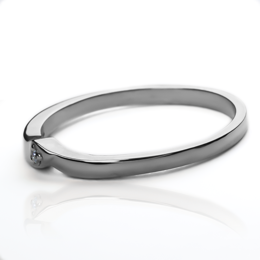 Anillo simple vi. Hecho con Joyería Caracas y oro 18k de la más alta calidad, este anillo no solo es un accesorio, es una garantía para toda la vida.
