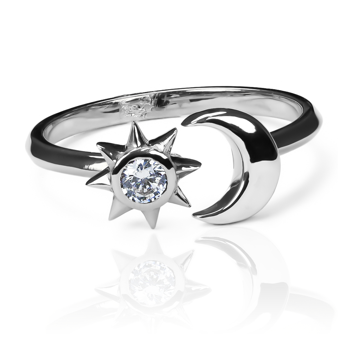 Anillo Sol y Luna, fabricado en oro 18k por Joyería Caracas, cuenta con certificado de calidad y garantía de por vida.