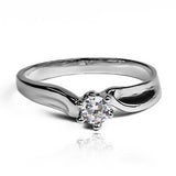 Anillo de compromiso wavy. Hecho en Joyería Caracas, este elegante anillo de oro 18k viene con un certificado de calidad y garantía de por vida.
