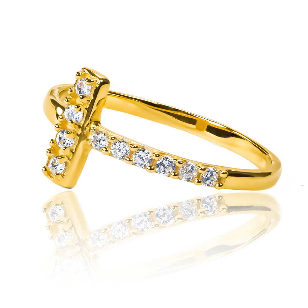 Anillo t-crystal de Joyería Caracas. Hecho con oro 18k. Además, viene con una garantía de por vida.