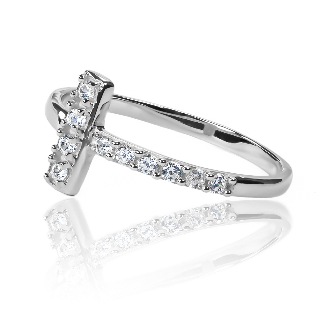 Anillo t-crystal de Joyería Caracas. Hecho con oro 18k. Además, viene con una garantía de por vida.