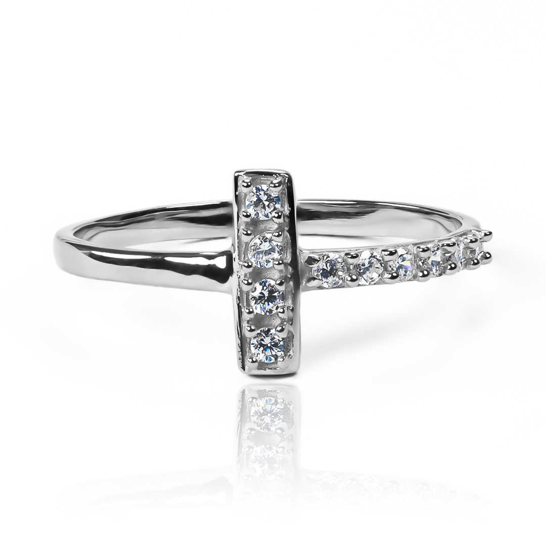 Anillo t-crystal de Joyería Caracas. Hecho con oro 18k. Además, viene con una garantía de por vida.