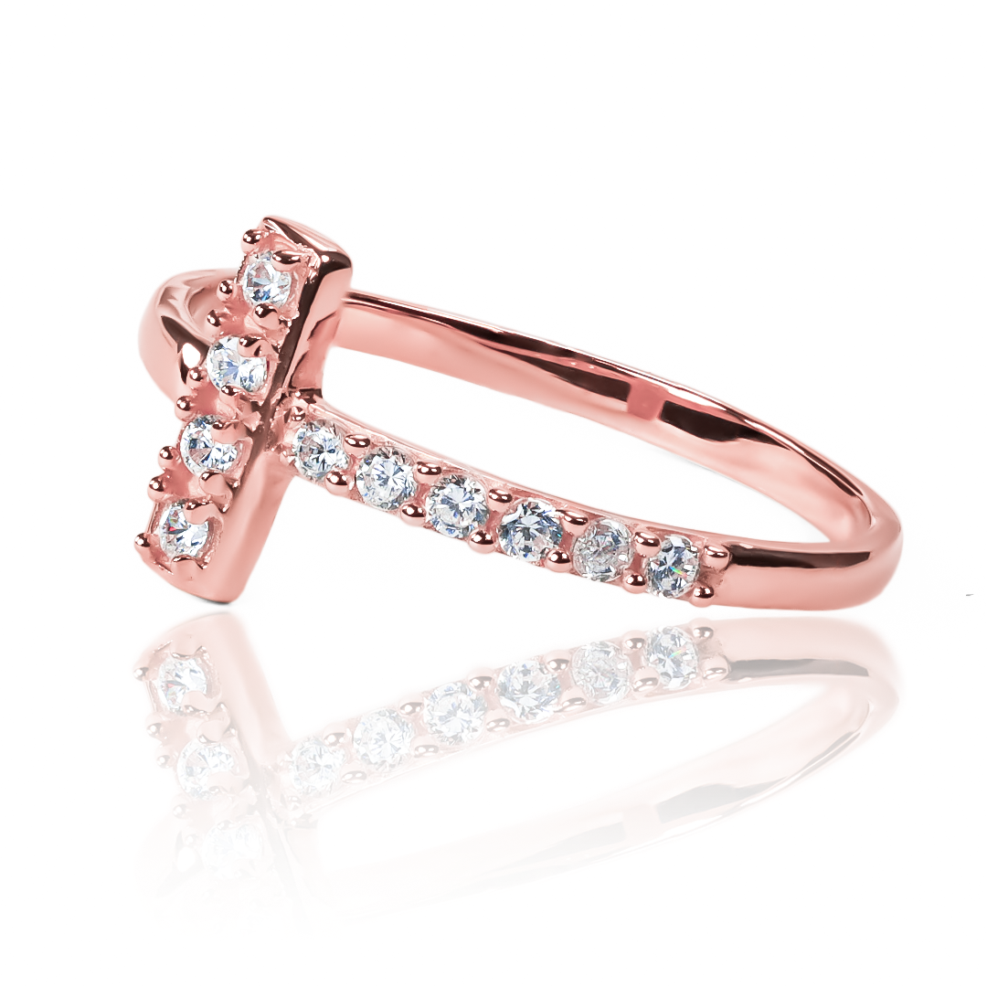 Anillo t-crystal de Joyería Caracas. Hecho con oro 18k. Además, viene con una garantía de por vida.