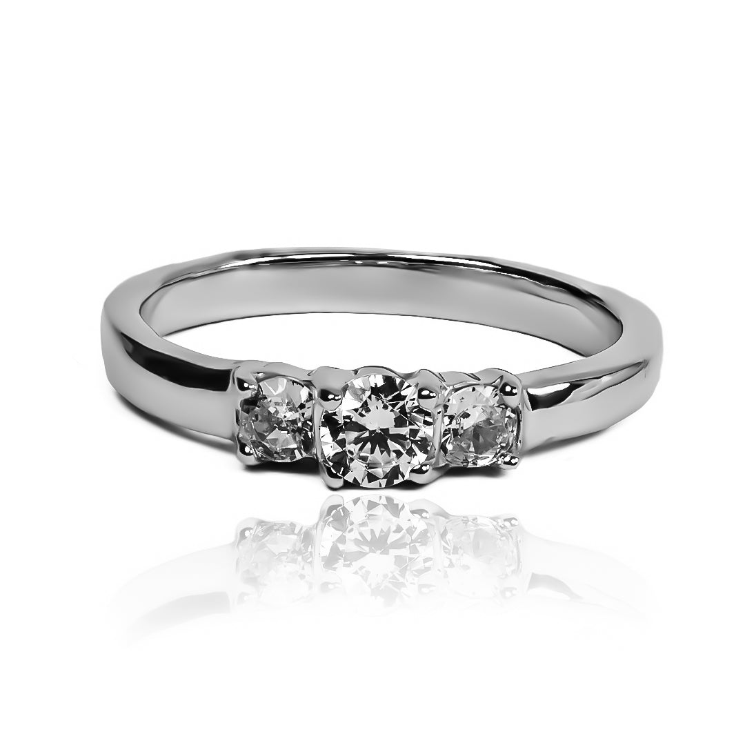 Anillo de compromiso con 3 piedras es el símbolo perfecto de tu amor eterno. Hecho con oro de 18 k y elaborado en Joyería Caracas, cuenta con garantía de por vida. 