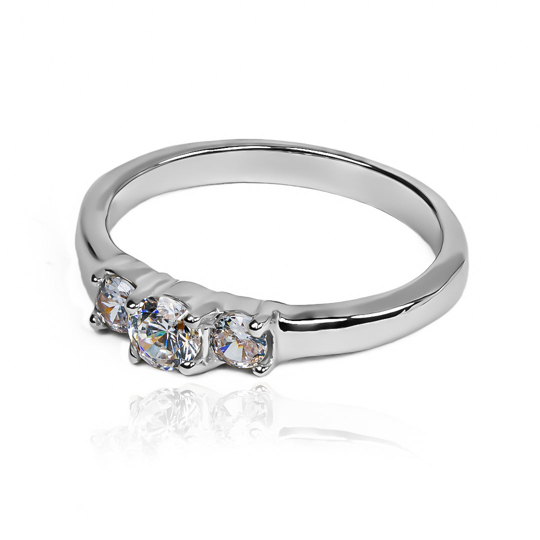 Anillo de compromiso con 3 piedras es el símbolo perfecto de tu amor eterno. Hecho con oro de 18 k y elaborado en Joyería Caracas, cuenta con garantía de por vida. 