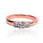 Anillo de compromiso con 3 piedras es el símbolo perfecto de tu amor eterno. Hecho con oro de 18 k y elaborado en Joyería Caracas, cuenta con garantía de por vida. 