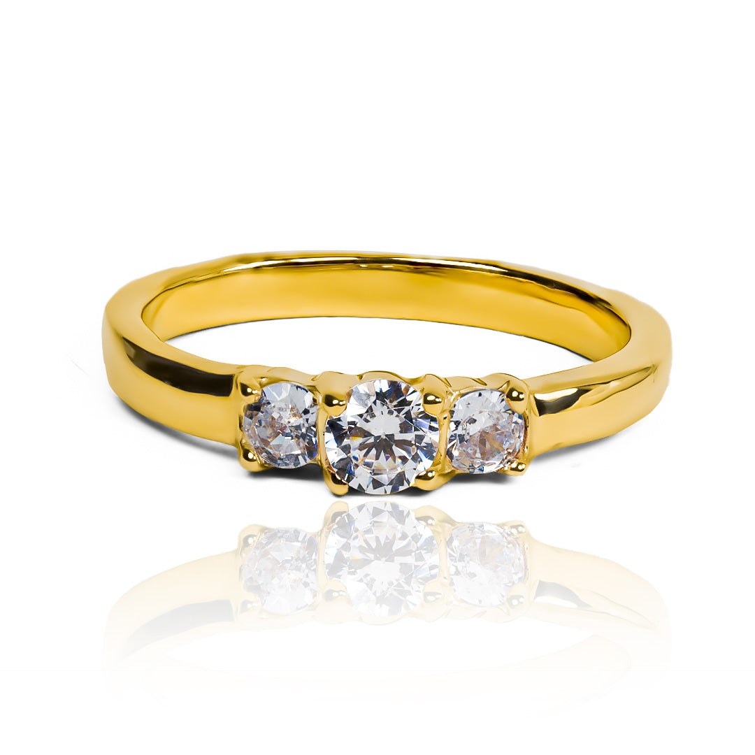 Anillo de compromiso con 3 piedras es el símbolo perfecto de tu amor eterno. Hecho con oro de 18 k y elaborado en Joyería Caracas, cuenta con garantía de por vida. 