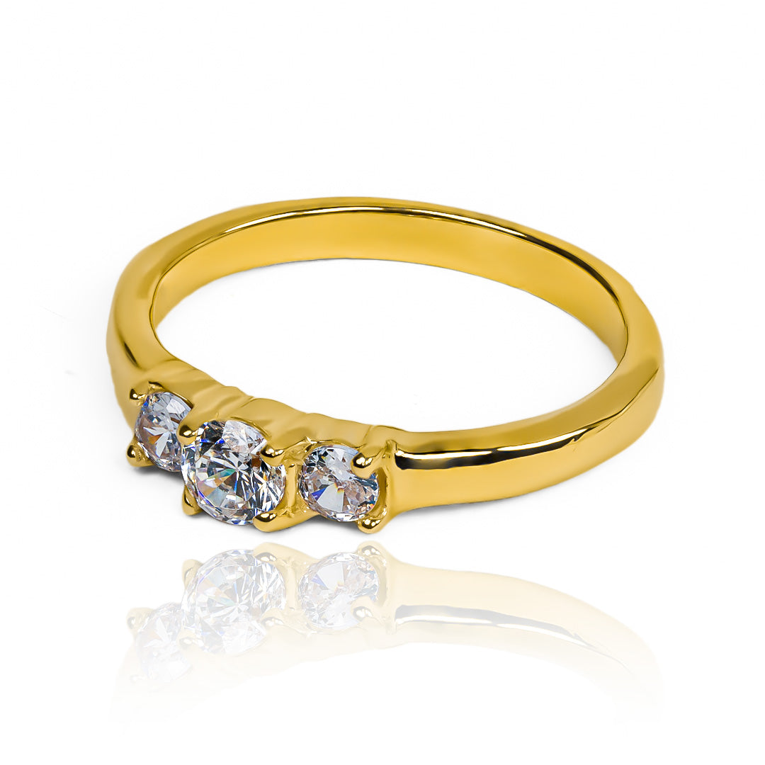 Anillo de compromiso con 3 piedras es el símbolo perfecto de tu amor eterno. Hecho con oro de 18 k y elaborado en Joyería Caracas, cuenta con garantía de por vida. 