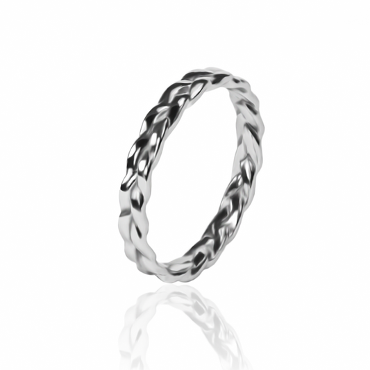 Anillo trenza de Joyería Caracas. Fabricado con oro 18k, este anillo es un lujo que puedes disfrutar toda la vida. Con nuestra garantía de por vida.
