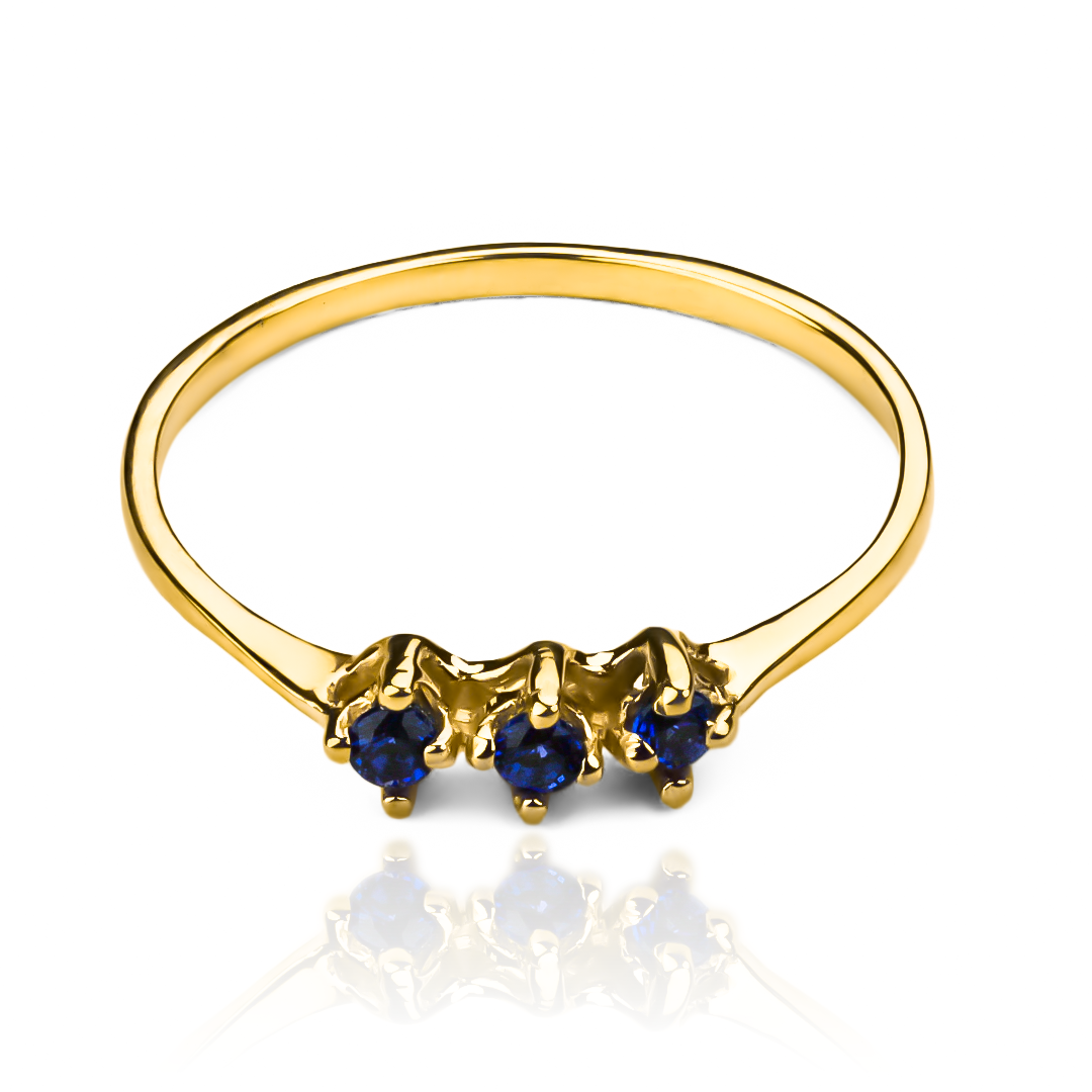 Anillo Tres Rosas, fabricado en oro 18k por Joyería Caracas, cuenta con certificado de calidad y garantía de por vida.
