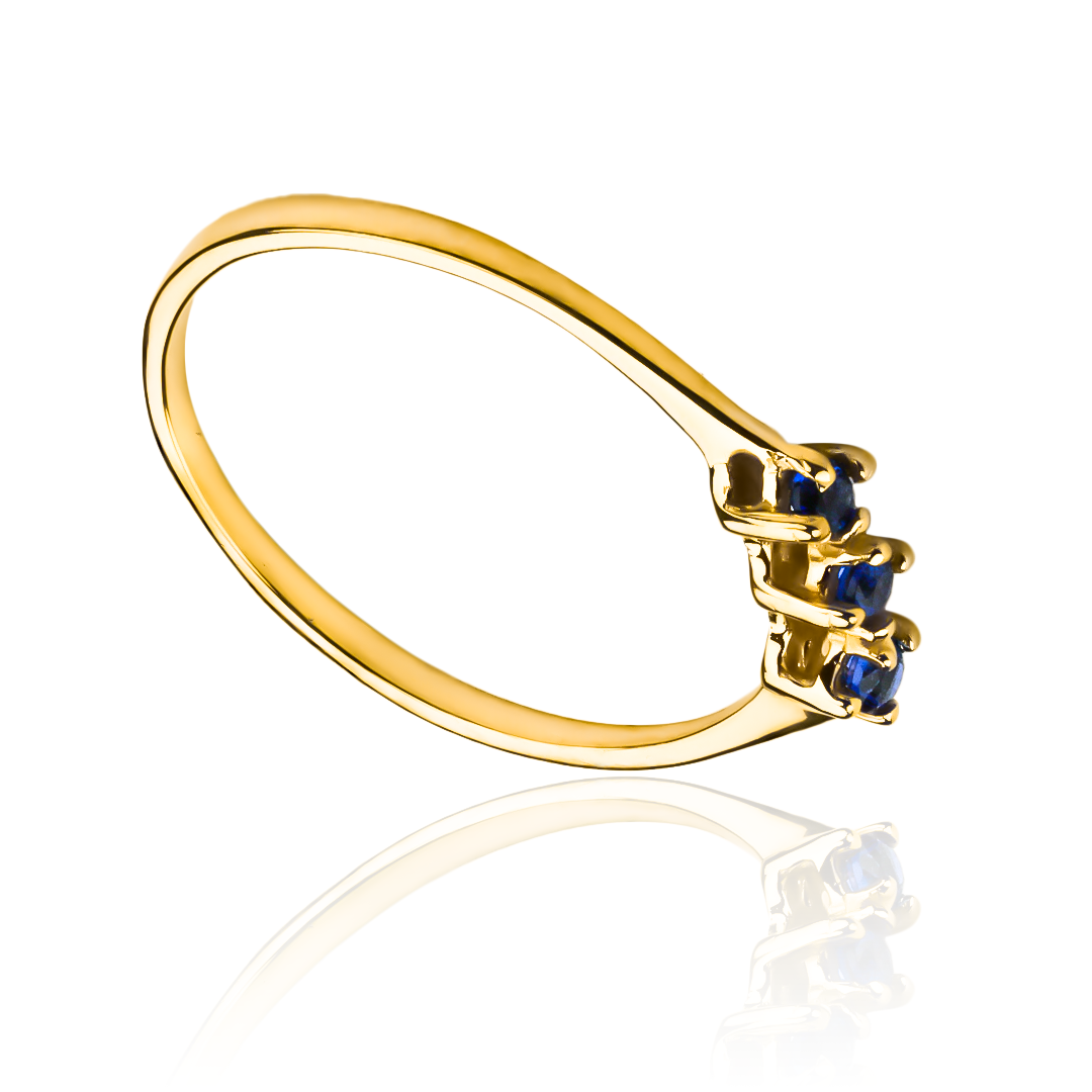 Anillo Tres Rosas, fabricado en oro 18k por Joyería Caracas, cuenta con certificado de calidad y garantía de por vida.