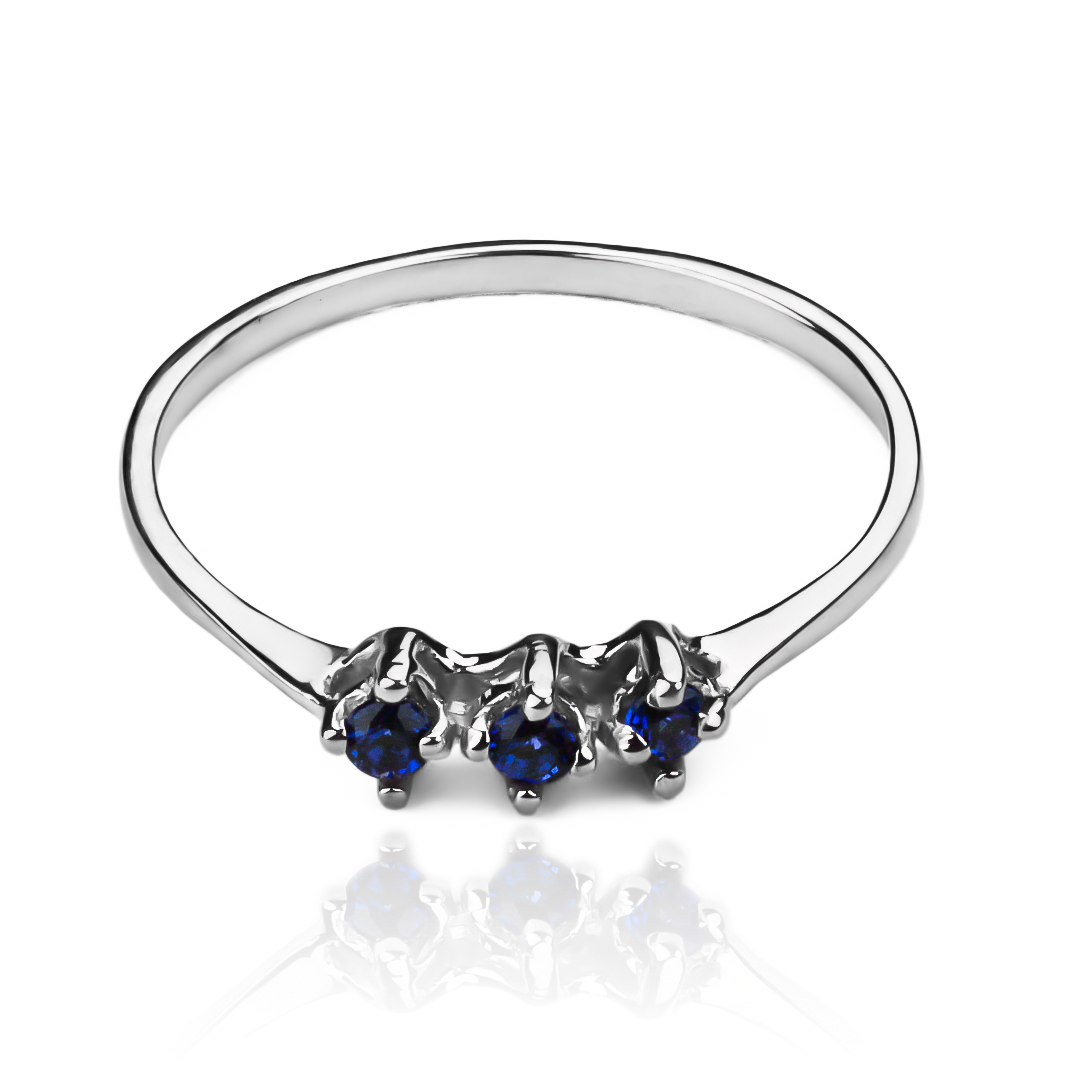 Anillo Tres Rosas, fabricado en oro 18k por Joyería Caracas, cuenta con certificado de calidad y garantía de por vida.