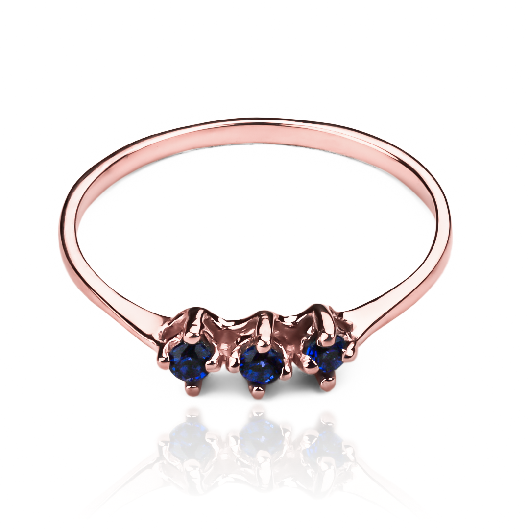 Anillo Tres Rosas, fabricado en oro 18k por Joyería Caracas, cuenta con certificado de calidad y garantía de por vida.