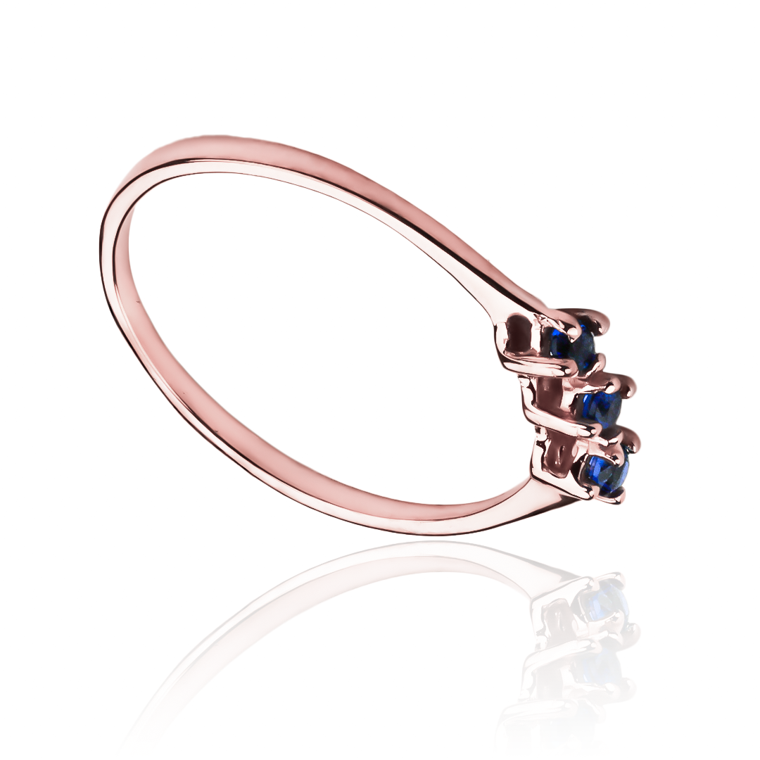 Anillo Tres Rosas, fabricado en oro 18k por Joyería Caracas, cuenta con certificado de calidad y garantía de por vida.