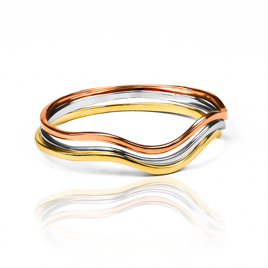 Nuestra Joyería Caracas con nuestro elegante anillo triple wave. Elaborado en oro 18k, este anillo ofrece una garantía de por vida asegurando su calidad y durabilidad. 
