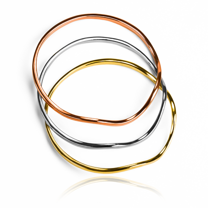 Nuestra Joyería Caracas con nuestro elegante anillo triple wave. Elaborado en oro 18k, este anillo ofrece una garantía de por vida asegurando su calidad y durabilidad. 