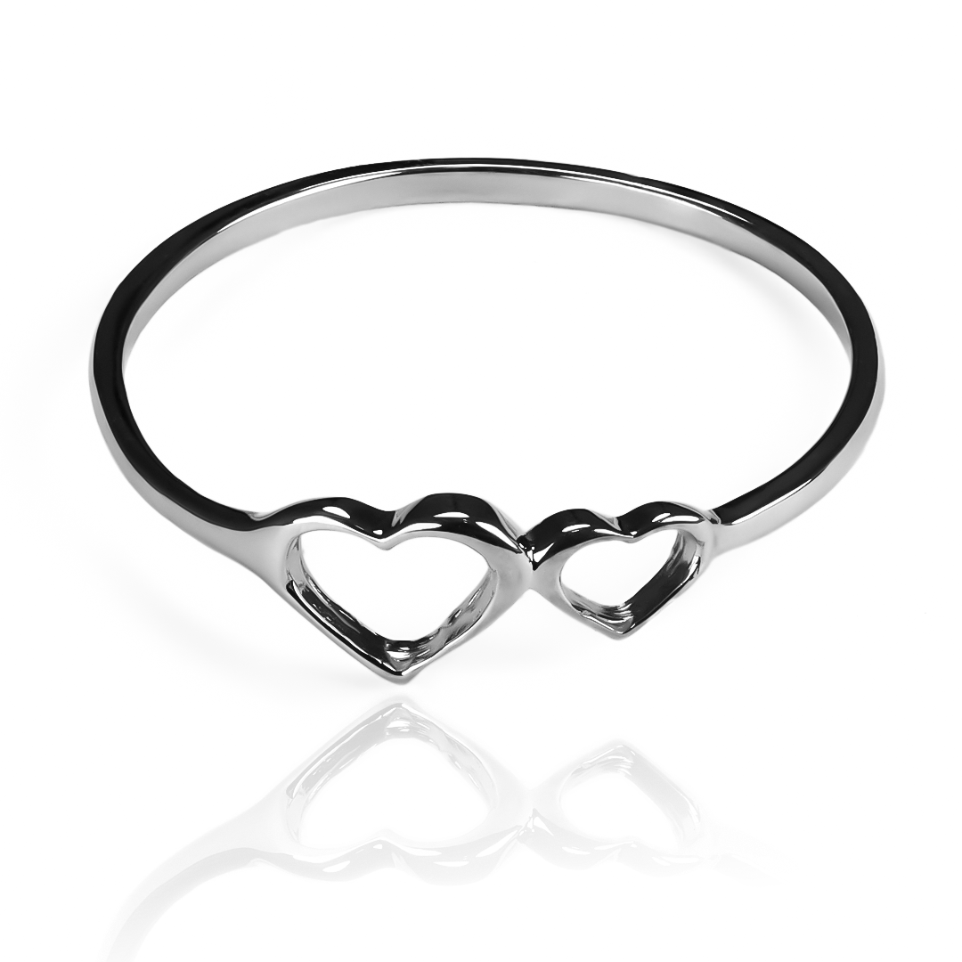 Anillo Twin Hearts, fabricado en oro 18k por Joyería Caracas, cuenta con certificado de calidad y garantía de por vida.