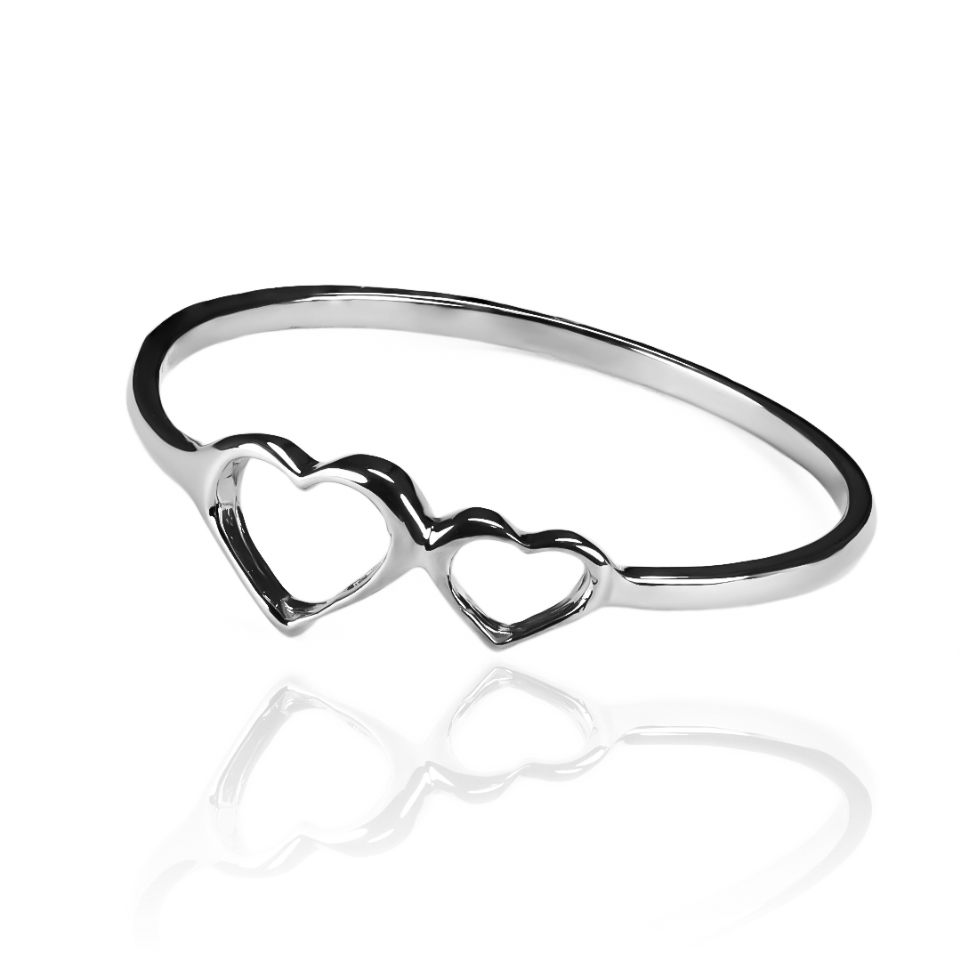 Anillo Twin Hearts, fabricado en oro 18k por Joyería Caracas, cuenta con certificado de calidad y garantía de por vida.