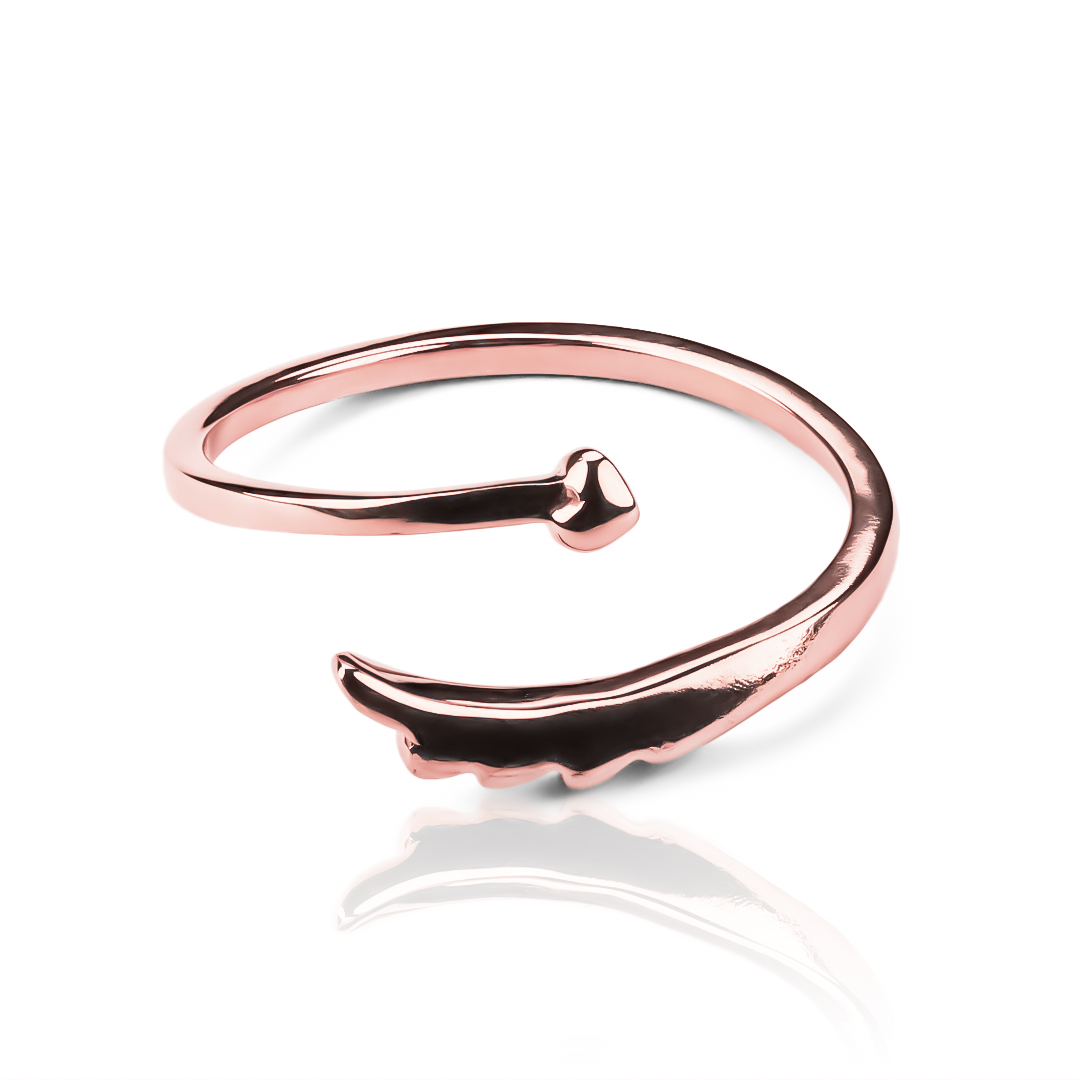 Anillo WingHeart JC de Joyería Caracas! Hecho con oro 18k de la más alta calidad, este anillo es símbolo de amor y compromiso eterno. Con garantía de por vida.