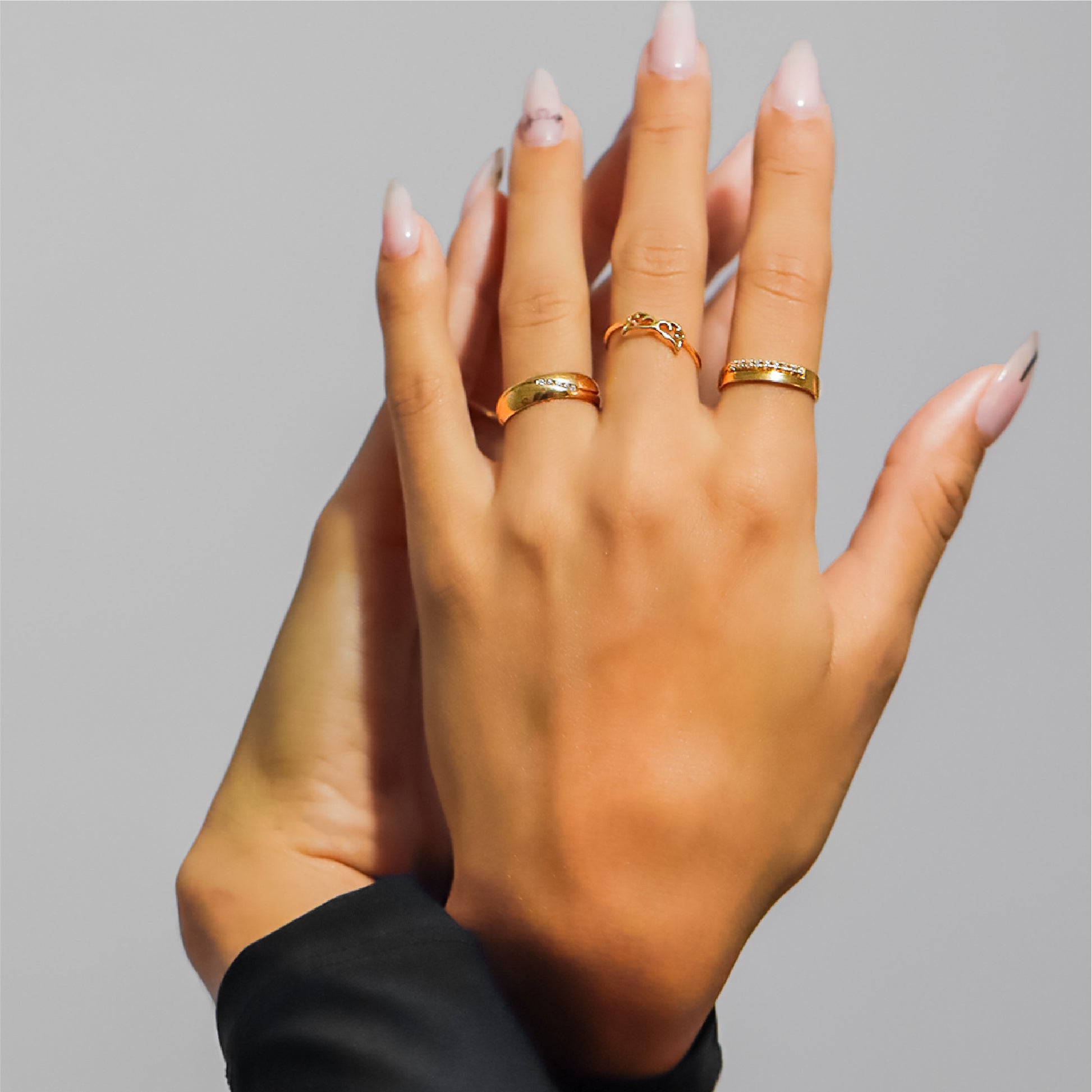 Mano de mujer usando anillo con alas en oro amarillo de 18 quilates, hecho en Joyería Caracas. 