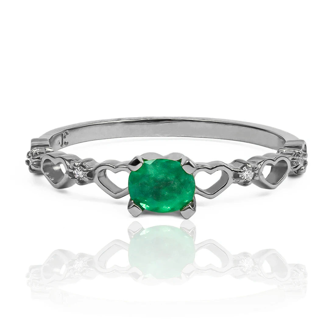 Anillo de compromiso Con el Corazón (Esmeralda y Diamantes), Fabricado en Joyería Caracas, con oro 18k de la más alta calidad, cuenta con un certificado de garantía para toda la vida.