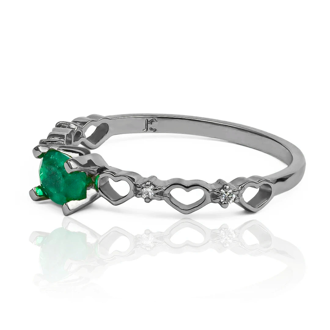 Anillo de compromiso Con el Corazón (Esmeralda y Diamantes), Fabricado en Joyería Caracas, con oro 18k de la más alta calidad, cuenta con un certificado de garantía para toda la vida.