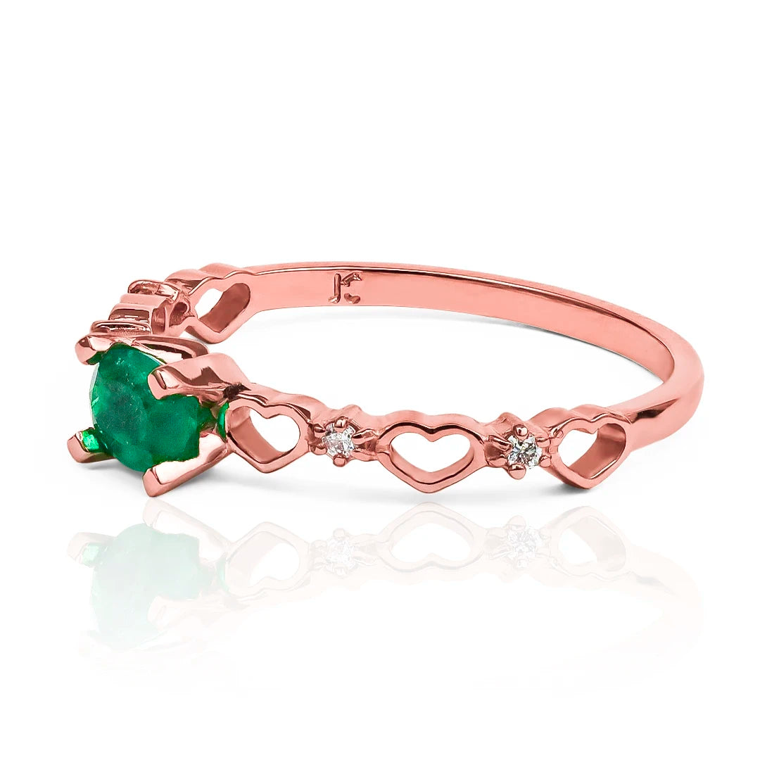 Anillo de compromiso Con el Corazón (Esmeralda y Diamantes), Fabricado en Joyería Caracas, con oro 18k de la más alta calidad, cuenta con un certificado de garantía para toda la vida.
